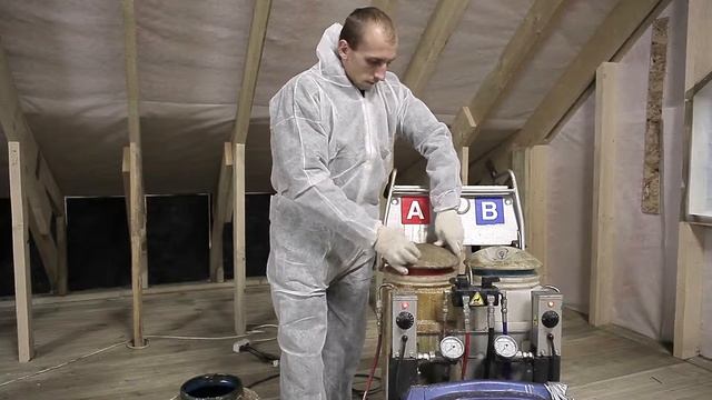 Заливка материала экотермикс в емкости установки Graco