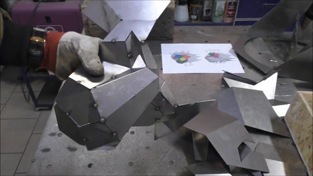 Полигональная модель трофей льва из металла.  Polygonal.metal
