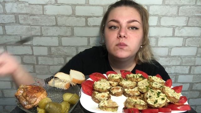 Мукбанг! Смешные семейные истории! Кабачки с плавленным сырком, курица, маринованные огурцы.