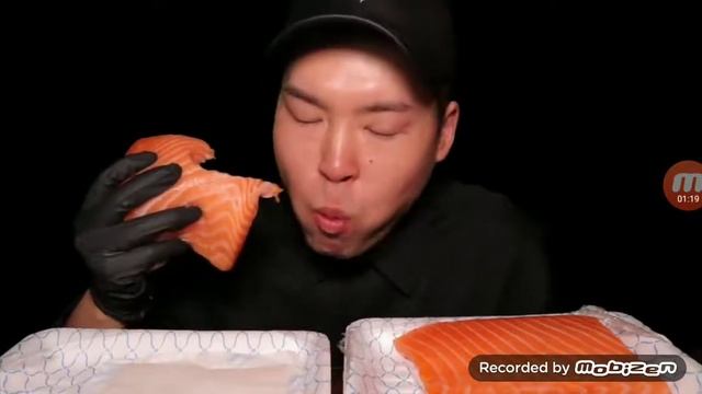 Люди едят на камеру, и наслаждаются едой??