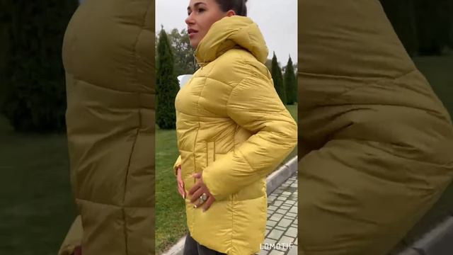 Яркая женская куртка / желтая