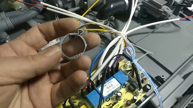 Посудомоечная машина Goodhelper DW-T02 протекает.