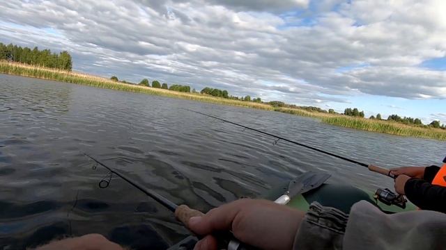 Рыбалка с сыном на спиннинг с лодки.