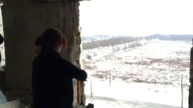 Скрипачка Марина Бондас сыграла гимн Украины в одном из полуразрушенных зданий Авдеевки