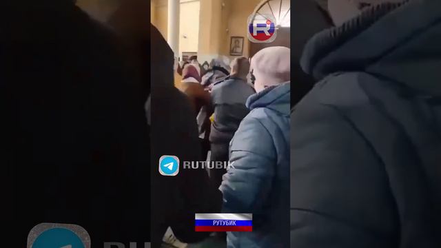 НОВОСТИ На Украине выгоняют из храма всех. кто пришел с вербой. Их обвиняют в российской пропаганде,