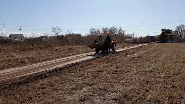 Подсыпка дороги минитрактором с минигрейдером.