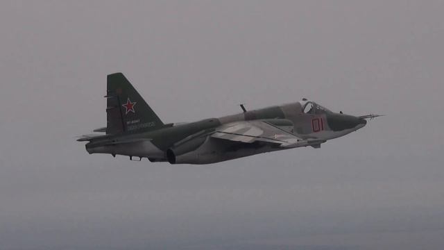 Отработка летчиками ЮВО сложных элементов пилотажа на штурмовиках Су-25СМ3 в Краснодарском крае