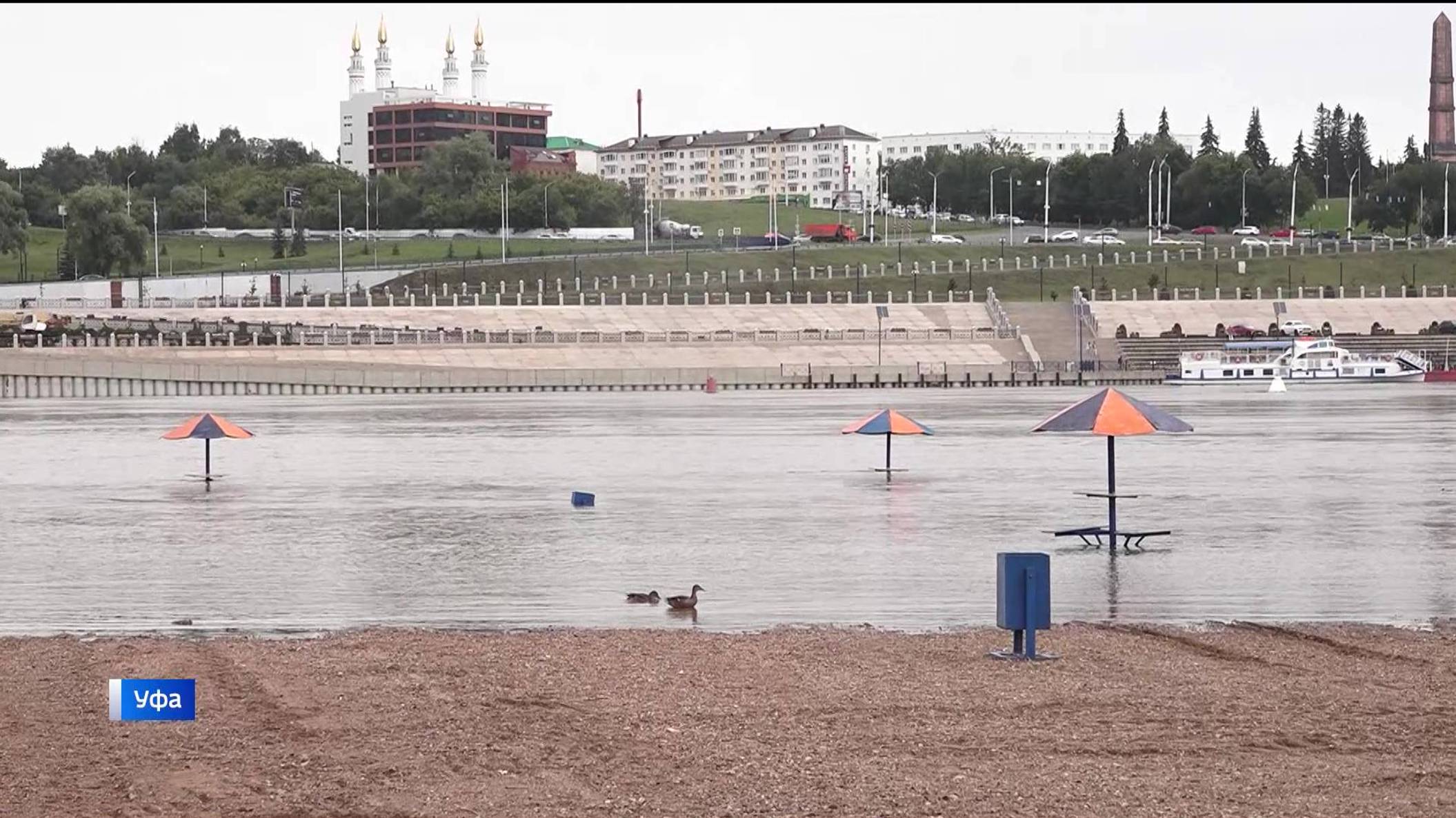 В Уфе под воду ушел пляж «Солнечный» - корреспондент «Вестей» с места событий