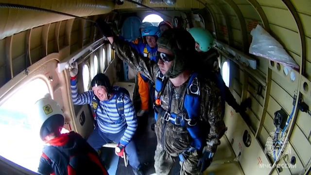В честь дня России работник Главного управления прыгнула с парашютом
