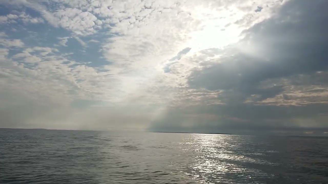 23.08.2022. Ладога. Рядом проходит ракета.