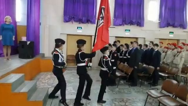 Вынос знамени на закрытии профильной смены