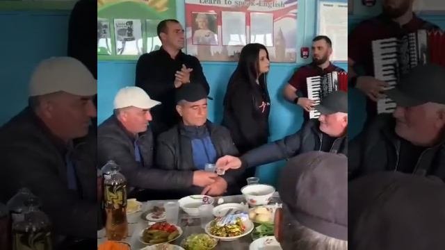 Мухрат и Шарип Гусейнов. В компании весёлых друзей . Даргинские песни под гармошку.