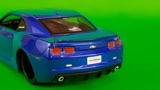 Chevrolet Camaro 2010 scale 124 en movimiento.