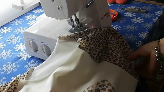 Женская леопардовая футболка.