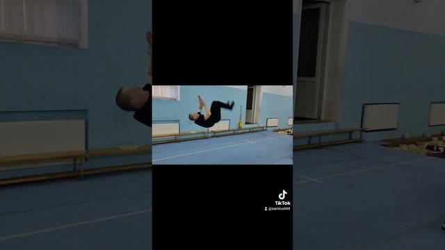 Сальто вперёд с телефоном в руках!