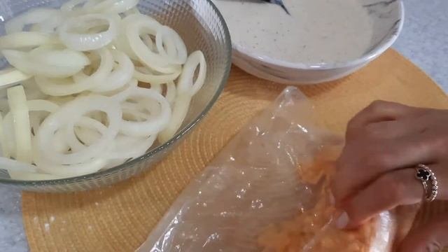 Простой и удобный способ сделать хрустящие луковые кольца.Xırçıltılı soğan halqası
