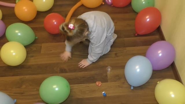 Воздушные шарики много шариков ищем сюрпризы Balloons balls looking for a lot of surprises