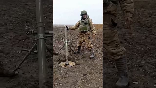 Обучение чернорусского добровольца стрельбе из 82-мм миномета 2Б14 «Поднос» г