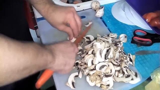 Правельная нарезка грибов на пиццусмотреть до конца.
