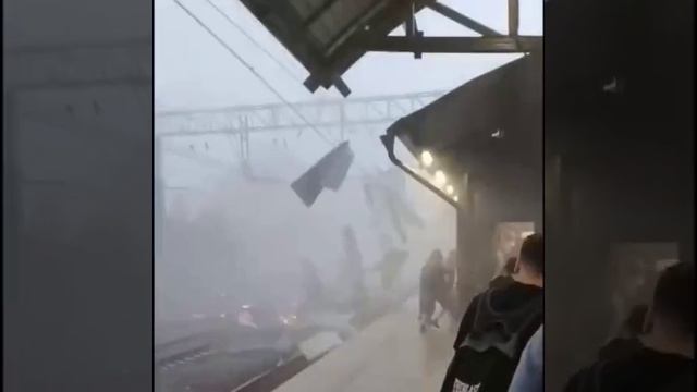 Ураган снёс крышу станции Электрозаводская в Москве