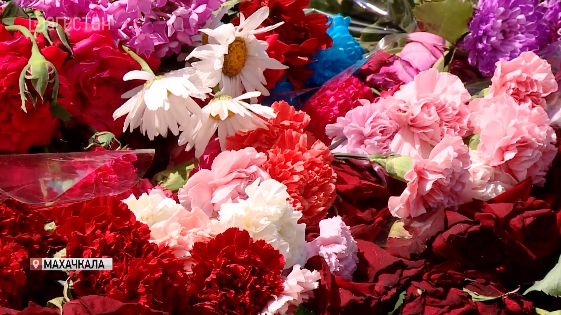 К стихийному мемориалу у Свято-Успенского собора продолжают нести цветы