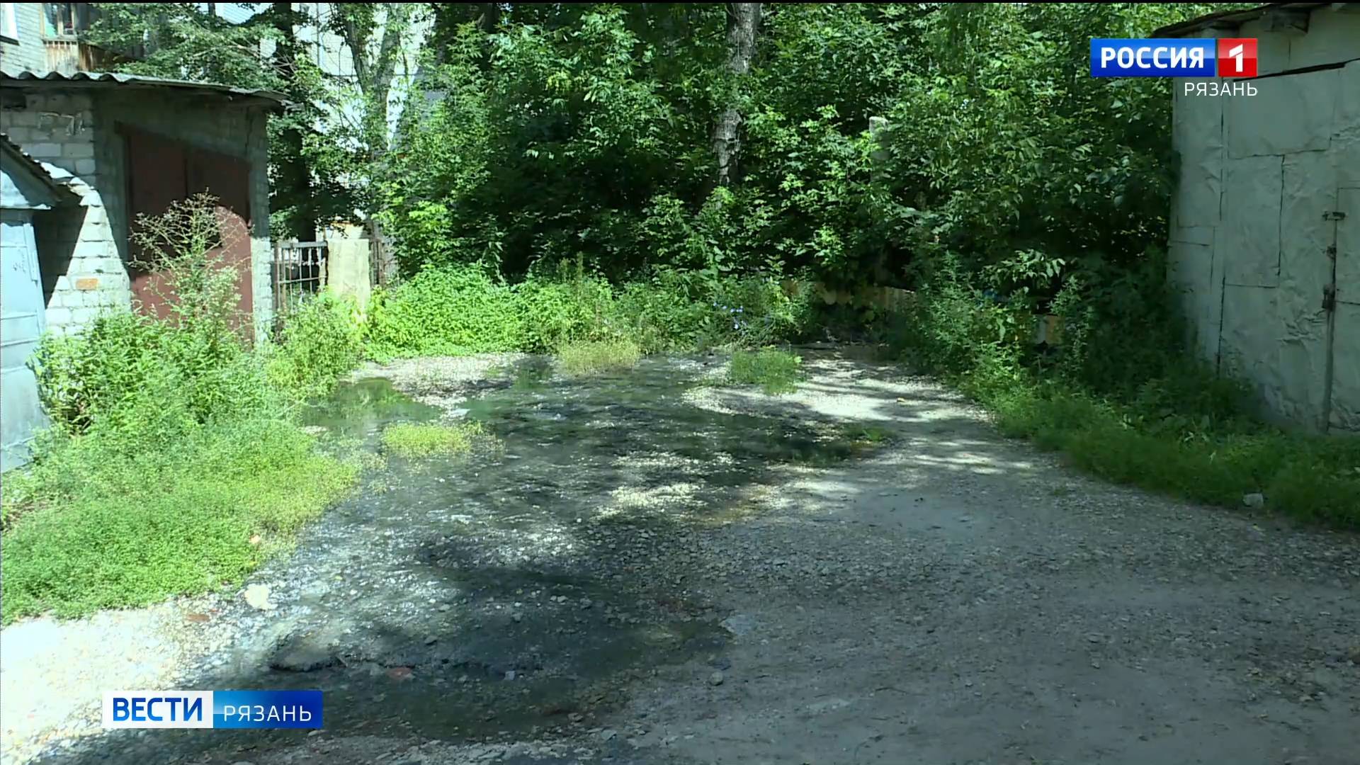 Жители дома в Рязани задыхаются из-за прорыва канализации