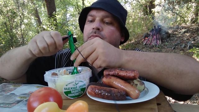МУКБАНГ СОСИСКИ  НА УГЛЯХ | ОБЖОР сосиски на природе