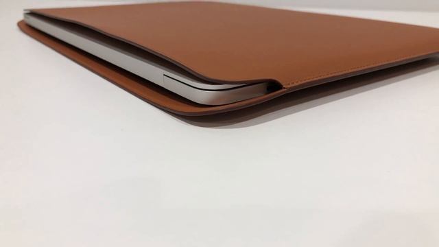 Test MacBook Pro official leather sleeve