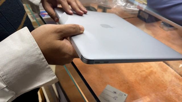 Apple Macbook Air 13" with M1 Chip Unboxing