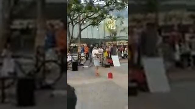 Девочка красиво играет на скрипке Despasito