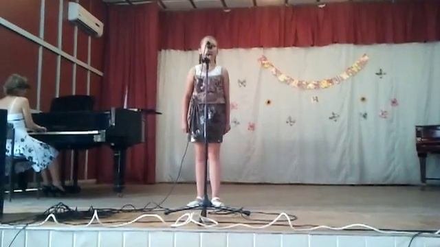 маленькая девочка поёт военную песню