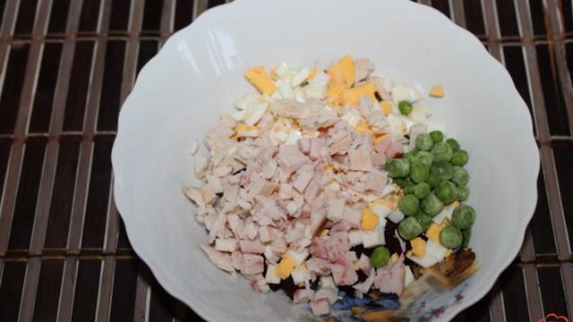 Салат из свеклы, копченой курицы и яиц