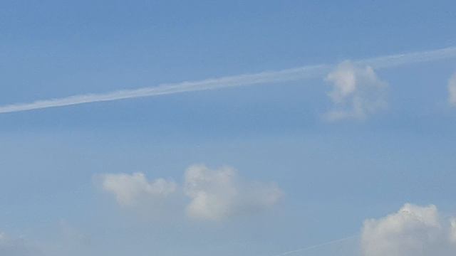 Хим трейлы, следы от самолетов оставленные в небе.