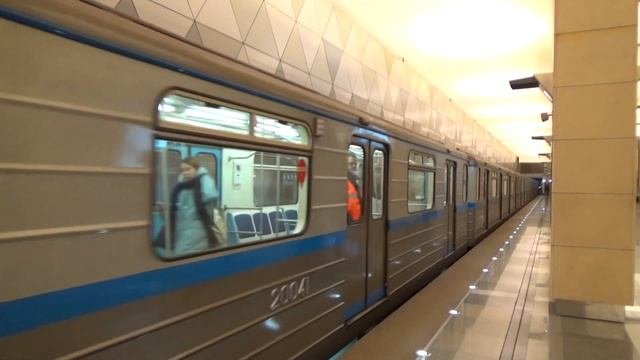Электропоезд 81-717714.6 Шестёрка 15 на станции метро Селигерская