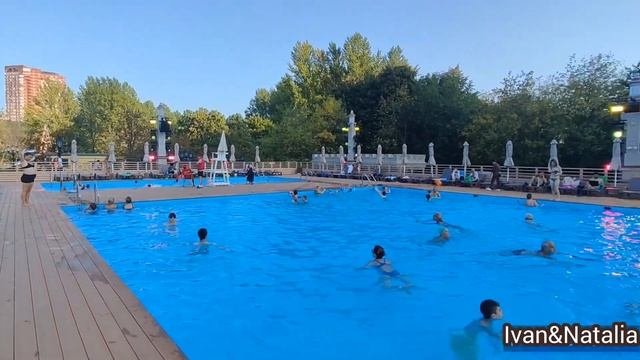 Открытый бассейн. Средневековый замок. Интересные места  Москвы. Обустроенные парки и скверы.