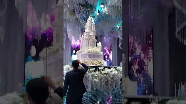 Свадебный торт спускается с потолка