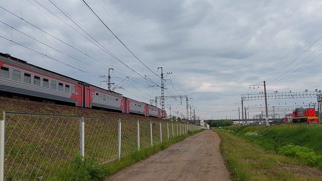 Неожиданная встреча на рельсах: электричка ЭТ2М и тепловоз столкнулись на Сортировочной - Московской