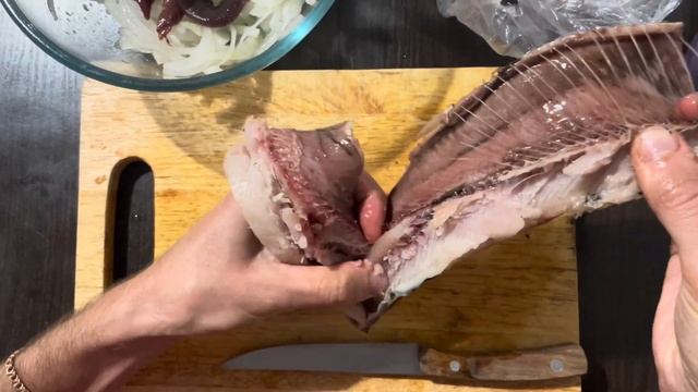 Быстрый способ отделить селедку от костей и замариновать на ужин ?