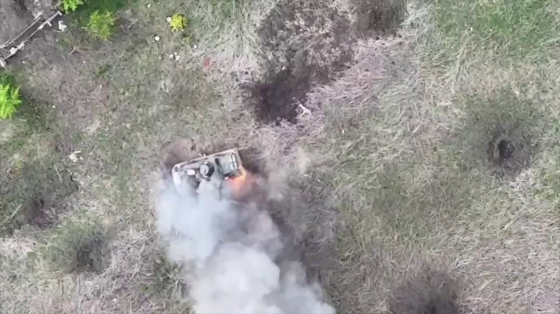 🔴«FPV-дрон» уничтожил украинскую «БРДМ», застрявшую в воронке🔴✌🇷🇺✌