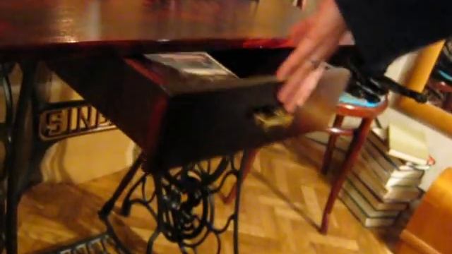 Столик на станине Зингер