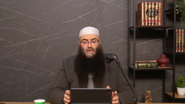 98) Esh-Sherh El-Mumti - Kapitulli i namazit (A duhet që imami dhe xhemati të falen në një vend?)