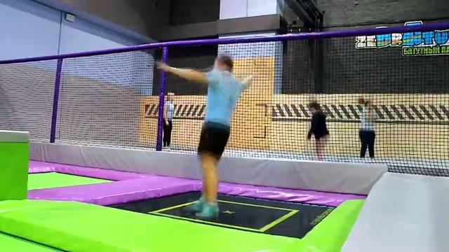 Как прыгать на батуте? Урок 3 — Поворот на 360. Zebratut