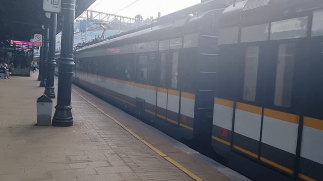 ЭП2ДМ-0269 и ЭП2ДМ-0256, следующие по D4, на станции Москва (Белорусский вокзал). 6 июня 2024г.