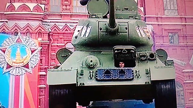 Танк Т-34 открывает парад на Красной площади в Москве в день Победы в Великой Отечественной Войне