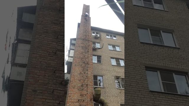 подъем ног в висе на дымовой трубе