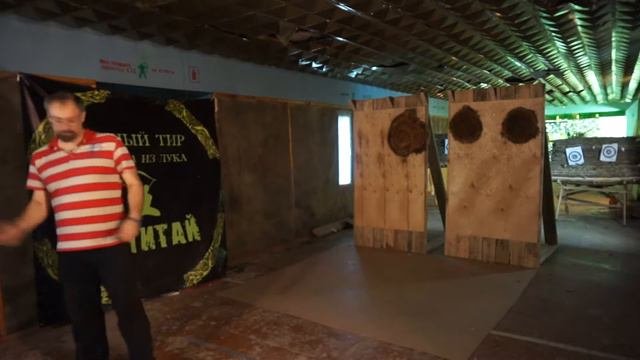 Метание ножей в оборот в движении, с разворота на 180 градусов.