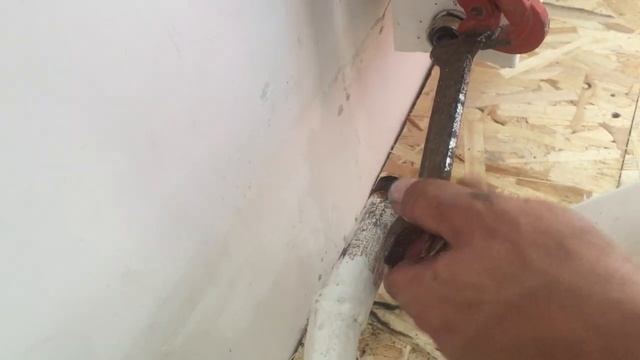 КАК БЕЗ СПЕЦ. КЛЮЧА ОТКРУТИТЬ АМЕРИКАНКУ НА РАДИАТОРЕ