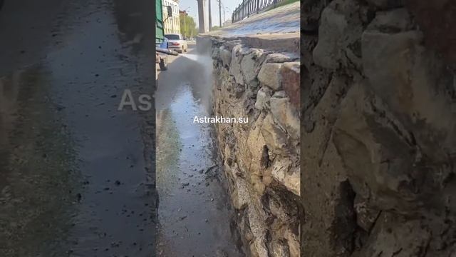 В Астрахани моют откосы Кремля