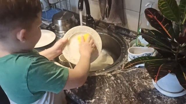 РУСЛАША МОЕТ ПОСУДУ