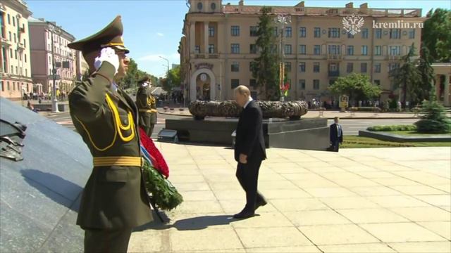 Официальный визит в Белоруссию. Владимир Путин возложил венок к монументу Победы на площади Победы в
